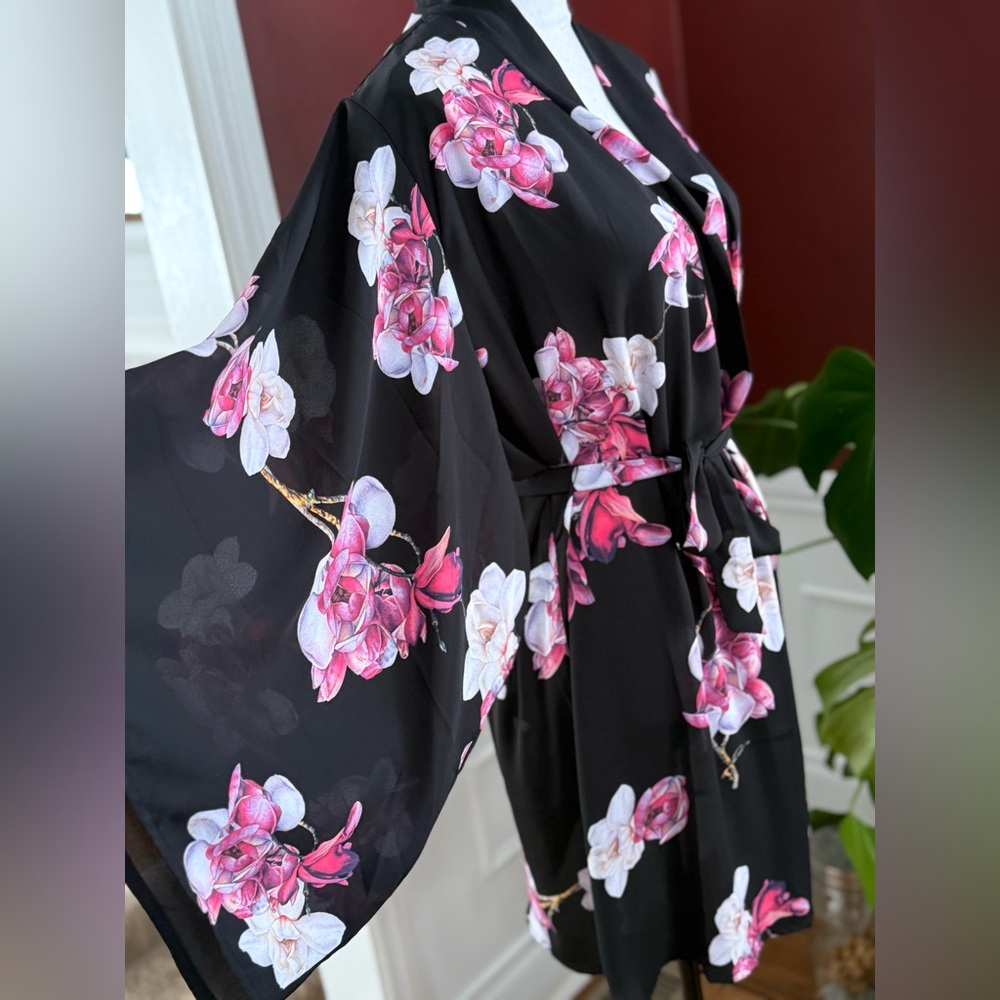 Black Floral Magnolia Kimono Robe - Picture 4 of 9